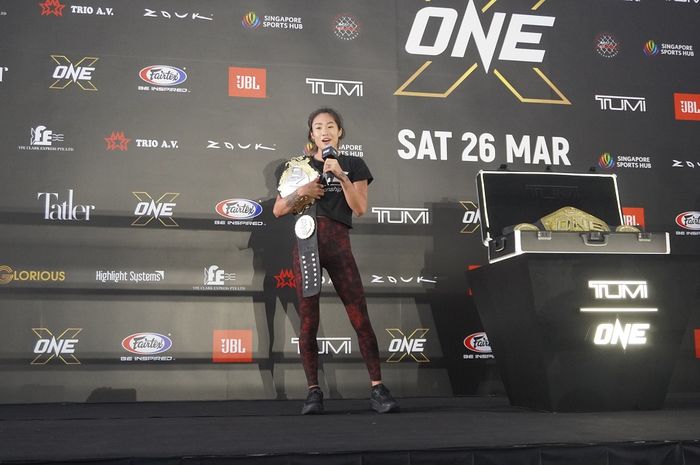 Juara atomweight ONE Championship, Angela Lee, dalam sesi latihan bebas menjelang ONE X pada Kamis (24/3/2022) di Singapura.
