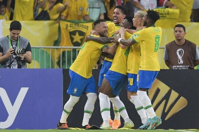 Striker timnas Brasil, Neymar, merayakan gol ke gawang timnas Cile dalam laga Kualifikasi Piala Dunia 2022 Zona Amerika Selatan di Stadion Maracana, 24 Maret 2022.