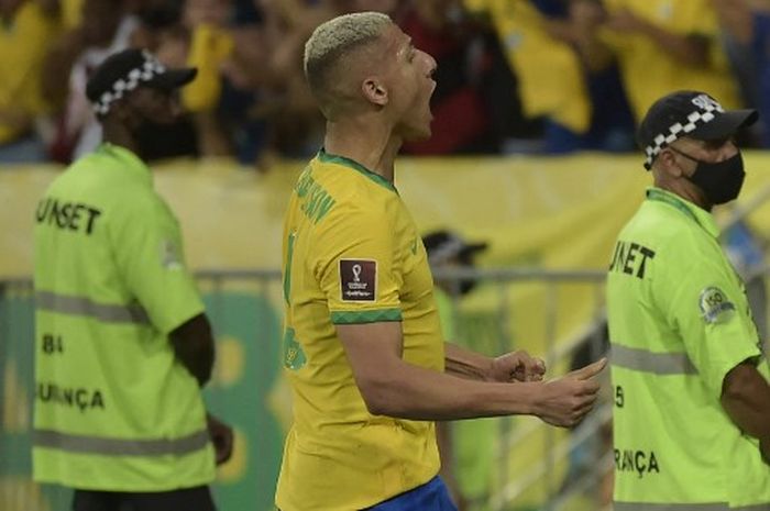 Striker timnas Brasil, Richarlison, merayakan gol ke gawang timnas Cile dalam laga Kualifikasi Piala Dunia 2022 Zona Amerika Selatan di Stadion Maracana, 24 Maret 2022.