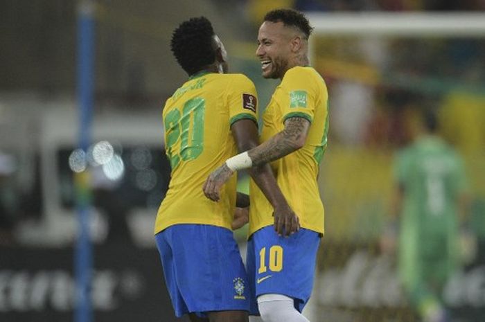 Striker timnas Brasil, Neymar, merayakan gol bareng Vinicius Junior dalam laga Kualifikasi Piala Dunia 2022 Zona Amerika Selatan kontra timnas Cile di Stadion Maracana, 24 Maret 2022.