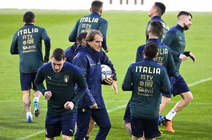 Roberto Mancini saat memimpin sesi latihan timnas Italia jelang duel lawan Makedonia Utara pada semifinal play-off Piala Dunia (23/3/2022).
