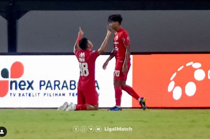 Pemain Persija Jakarta, Taufik Hidayat merayakan gol ke gawang Bhayangkara FC pada laga pekan ke-33 Liga 1 2021-2022.