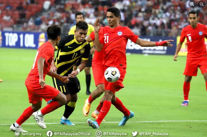 Bintang Timnas Malaysia Safawi Rasid (kedua dari kiri) tak berkutik hadapi pemain Singapura dalam uji coba FIFA, Sabtu (26/3/2022). 