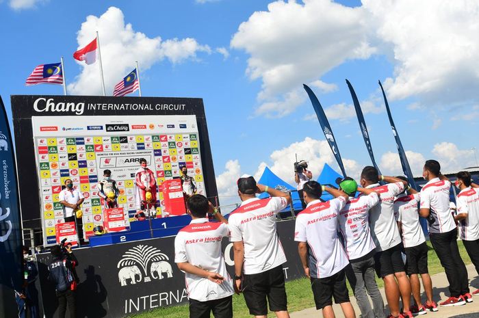 Saat perayaan sesi podium Asia Road Racing Championship (ARRC) Thailand 2022 di Chang International Circuit, Buriram, Sabtu (26/3/2022). Bendera Merah-Putih berkibar sekaligus lagu kebangsaan Indonesia Raya.