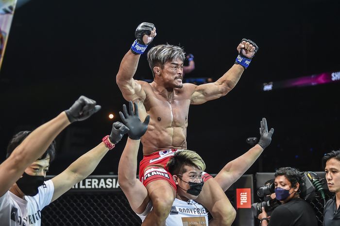 Yoshihiro Akiyama meraih kemenangan atas Shinya Aoki dalam gelaran ONE X, Sabtu (26/3/2022) di Singapore Indoor Stadium. 