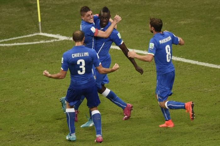 Mario Balotelli (tengah) merayakan golnya untuk timnas Italia ke gawang Inggris di fase grup Piala Dunia (14/6/2014).