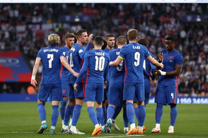 Para pemain timnas Inggris merayakan gol ke gawang timnas Swiss dalam laga uji coba di Stadion Wembley, Sabtu (26/3/2022).