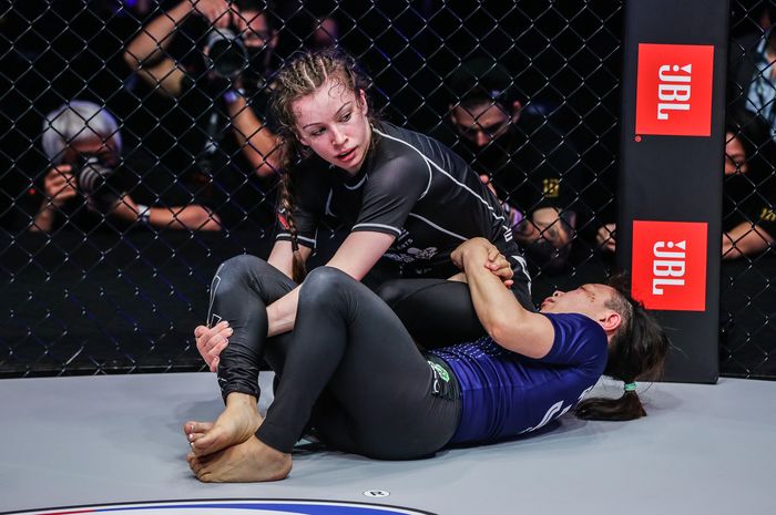Pertarungan submission grappling antara Danielle Kelly melawan Mei Yamaguchi di ONE X, Sabtu (26/3/2022) di Singapore Indoor Stadium.
