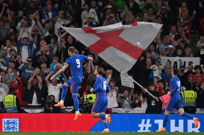 Harry Kane (9) merayakan gol timnas Inggris ke gawang Swiss dalam duel uji coba di Wembley, London, 26 Maret 2022.