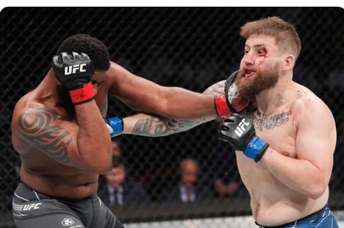 Pertarungan kelas berat, Curtis Blaydes (kiri) melawan Chris Daukaus pada acara utama UFC Columbus yang digelar di Nationwide Arena, Amerika Serikat, Minggu (27/3/2022).