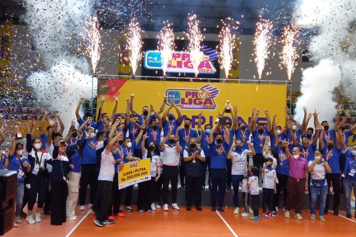 Seluruh jajaran dan pemain Bogor LavAni saat merayakan keberhasilan menjuarai Proliga 2022, Minggu (27/3/2022)