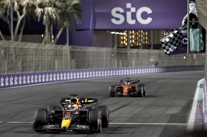 Pembalap Red Bull Racing, Max Verstappen, memenangi balapan Formula 1 GP Arab Saudi di Sirkuit Corniche Jeddah, Arab Saudi, 27 Maret 2022. Tampak di belakang ada pembalap Ferrari, Charles Leclerc, yang menjadi runner-up.