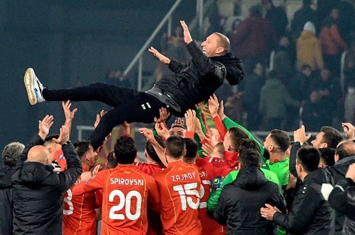 Pelatih timnas Makedonia Utara, Blagoja Milevski, diangkat para pemainnya usai laga kontra Islandia di kualifikasi Piala Dunia 2022 (14/11/2021).