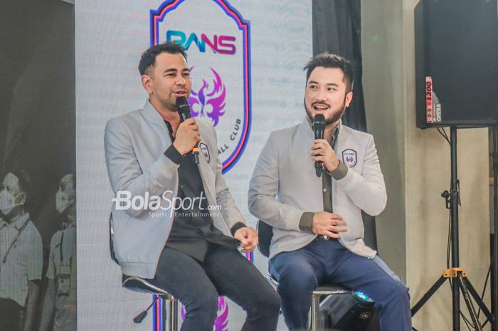 Chairman RANS Cilegon FC, Raffi Ahmad (kiri) dan Rudy Salim (kanan), saat jumpa pers bintang dunianya di Prestige Image Motorcars, Pluit, Jakarta Utara, 29 Maret 2022.