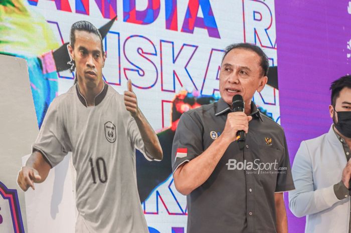 Ketua Umum PSSI, Mochamad Iriawan, saat sedang memberikan sambutan dalam acara pengenalan Ronaldinho pada HUT RANS Cilegon FC di Prestige Image Motorcars, Pluit, Jakarta Utara, 29 Maret 2022.