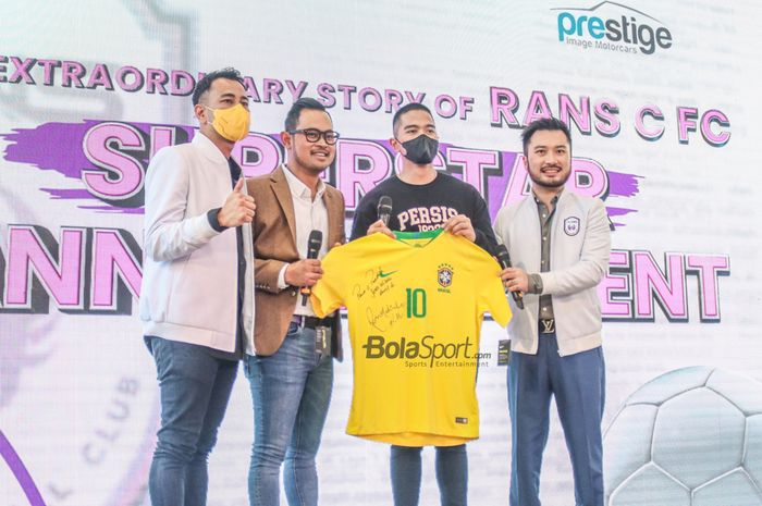 (Dari kiri ke kanan) Raffi Ahmad, Gilang Widya Pramana, Kaesang Pangarep, dan Rudy Salim berfoto dengan jersey spesial Ronaldinho