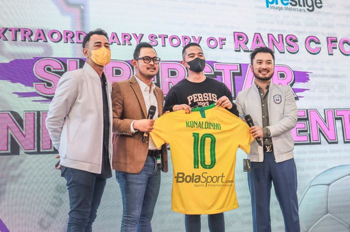 (Dari kiri ke kanan) Raffi Ahmad, Gilang Widya Pramana, Kaesang Pangarep, dan Rudy Salim berfoto dengan jersey spesial Ronaldinho