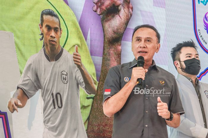 Ketua Umum PSSI, Mochamad Iriawan, saat sedang memberikan sambutan dalam acara pengenalan Ronaldinho pada HUT RANS Cilegon FC di Prestige Image Motorcars, Pluit, Jakarta Utara, 29 Maret 2022.