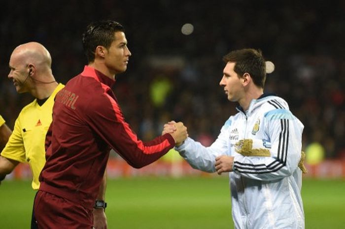 Cristiano Ronaldo (kiri) dan Lionel Messi bersalaman dalam duel uji coba timnas Portugal vs timnas Argentina di Stadion Old Trafford, Manchester, 18 November 2014.