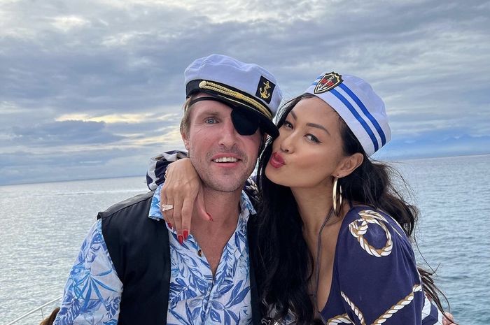 Dikira Keluar Islam, Model Berdada Besar Ini Unggah Foto Bareng Gajah