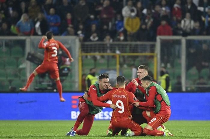 Para pemain Makedonia Utara merayakan kemenangan atas Italia di Play-off Piala Dunia 2022 zona Eropa (24/3/2022).