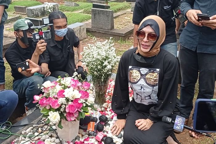 Angelina Sondakh berziarah ke makam Adjie Massaid di Taman Pemakaman Umum (TPU) Jeruk Purut, Jakarta Selatan, Rabu (30/3/2022).