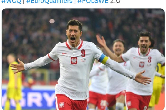 Striker timnas Polandia, Robert Lewandowski, merayakan gol ke gawang timnas Swedia dalam laga final play-off Path B Kualifikasi Piala Dunia 2022 Zona Eropa di Stadion Slaski, 29 Maret 2022.