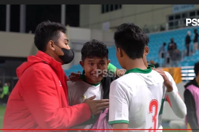 Marcell Januar Putra menangis usai melakukan blunder saat pertandingan uji coba melawan Timnas U-19 Korea Selatan, Selasa (29/3/2022).
