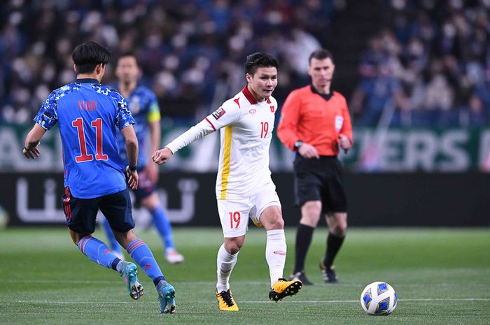 Gelandang Timnas Vietnam, Nguyen Quang Hai (putih),  saat tampil menghadapi Jepang di Stadion Saitama, Selasa (29/3/2022).