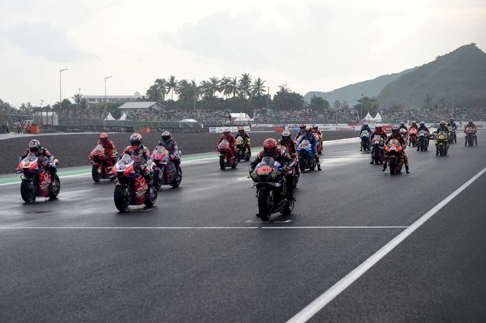 Para pembalap bersiap-siap untuk start pada balapan seri kedua MotoGP Indonesia di Sirkuit Mandalika, Lombok, Nusa Tenggara Barat, 20 Maret 2022.