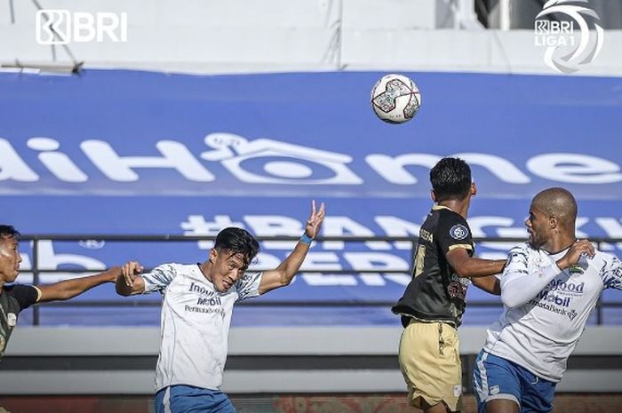 Duel Barito Putera versus Persib Bandung pada laga pekan ke-34 Liga 1 2021-2022 di Stadion Kapten I Wayan Dipta, Gianyar, Bali, Kamis (31/3/2022).