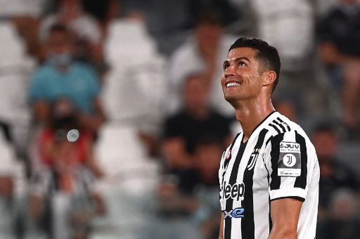 Ekspresi Cristiano Ronaldo saat membela Juventus hadapi Atalanta dalam laga persahabatan di Turin (14/8/2021).