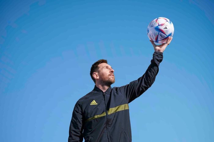 Lionel Messi berpose mempromosikan bola resmi Piala Dunia 2022, Al Rihla.