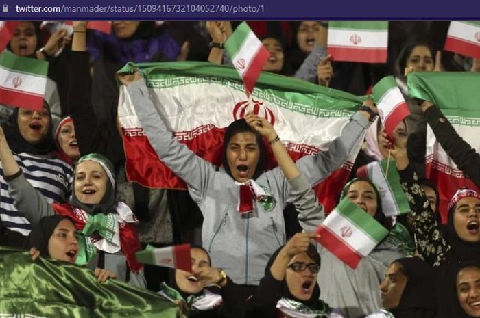 Perempuan Iran kembali dilarang menonton bola di stadion. Larangan itu membuat mereka diusir petugas keamanan pakai semprotan merica. 