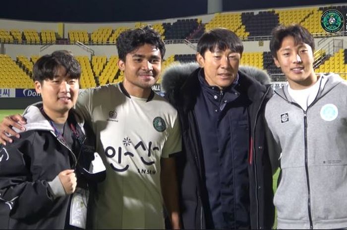 Jeong Jeok-seo, Asnawi Mangkualam, Shin Tae-yong dan Shin Jae-hyuk saat pertandingan Ansan Greeners Vs Jeonnam Dragons, Sabtu (26/3/2022).