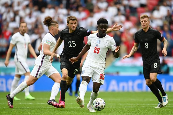 Duel antara Thomas Mueller dan Bukayo Saka saat timnas Inggris dan timnas Jerman bentrokdi EURO 2020 yang berlangsung di Stadion Wembley pada 29 Juni 2021