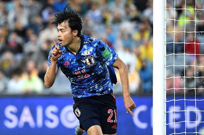 Kaoru Mitoma merayakan golnya saat timnas Jepang hadapi Australia pada kualifikasi Piala Dunia 2022 di Sydney (24/3/2022).