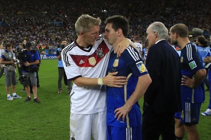 Lionel Messi (kanan) dihibur oleh eks Manchester United, Bastian Schweinsteiger usai timnas Argentina dikalahkan Jerman pada final Piala Dunia 2014 di Rio de Janeiro (13/7/2014).