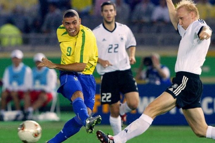 Ronaldo (kiri) melepaskan tembakan sambil diadang Carsten Ramelow dalam duel timnas Brasil vs Jerman di final Piala Dunia 2002 di Yokohama, Jepang (30/6/2002).