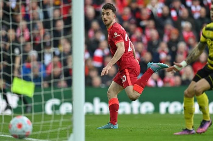 Diogo Jota mencetak gol Liverpool ke gawang Watford dalam partai Liga Inggris di Anfield, Liverpool (2/4/2022).