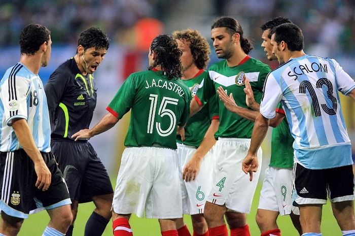 Bek Meksiko, Jose Antonio Castro berdebat dengan wasit Massimo Busaccathe di Piala Dunia 2006 saat Argentina menghadapi Meksiko, 24 Juni 2006 di Stadion Leipzig.