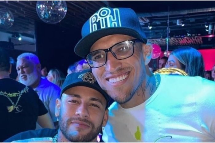 Juara kelas UFC, Charles Oliveira, berpose bersama bintang sepak bola asal Brasil, Neymar.