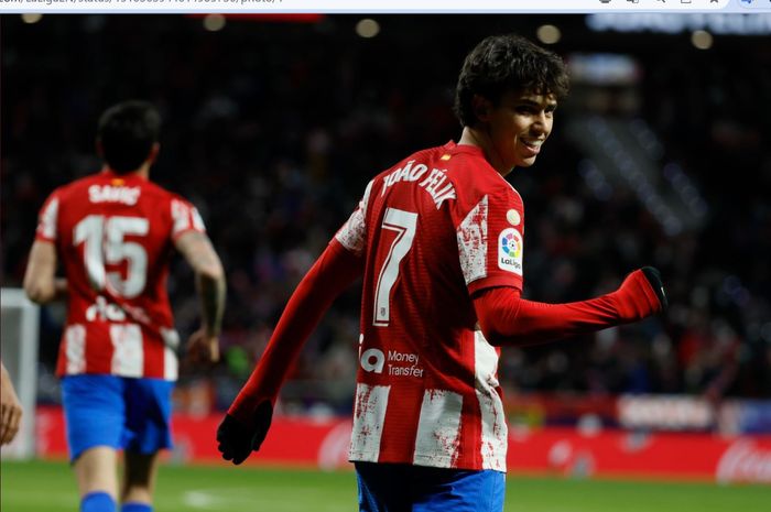 Penyerang Atletico Madrid, Joao Felix, merayakan gol ke gawang Deportivo Alaves pada pekan ke-30 Liga Spanyol 2021-2022 di Stadion Wanda Metropolitano, Sabtu (2/4/2022).