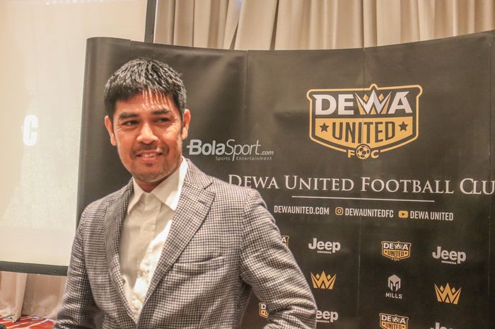 Nil Maizar saat dikenalkan Dewa United sebagai pelatih di Hotel Episode, Gading Serpong, Banten, 4 April 2022.