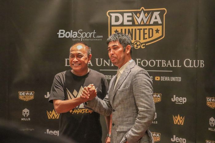 Pelatih Dewa United, Nil Maizar (kanan) dan Direktur Teknik Dewa United, Kas Hartadi (kiri), saat ditemui dalam jumpa pers di Hotel Episode, Gading Serpong, Banten, 4 April 2022.