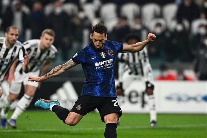 Gelandang Inter Milan, Hakan Calhanoglu, mengeksekusi penalti dalam laga melawan Juventus