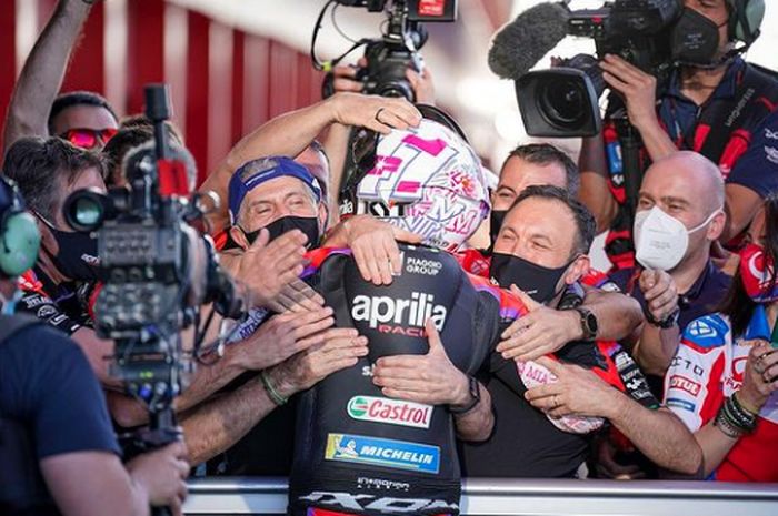 Aleix Espargaro (Aprilia Racing) merayakan kemenangan bersama tim usai mencapai garis finis pertama pada balapan seri ketiga MotoGP Argentina di Sirkuit Termas de Rio Hondo,  Senin (4/4/2022).