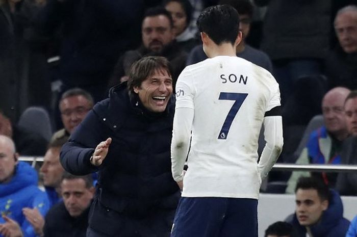 Reaksi Antonio Conte bersama Son Heung-min dalam partai Liga Inggris antara Tottenham Hotspur vs West Ham United di London (20/3/2022).