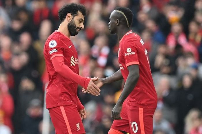 Striker Liverpool, Mohamed Salah, digantikan oleh Sadio Mane dalam laga Liga Inggris kontra Watford di Stadion Anfield, Sabtu (2/4/2022).