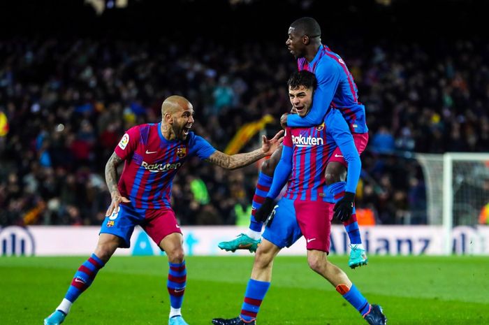 Momen Dani Alves dan Ousmane Dembele merayakan gol Pedri ke gawang Sevilla dalam kemenangan 1-0 Barcelona dalam lanjutan Liga Spanyol 2021-2022.